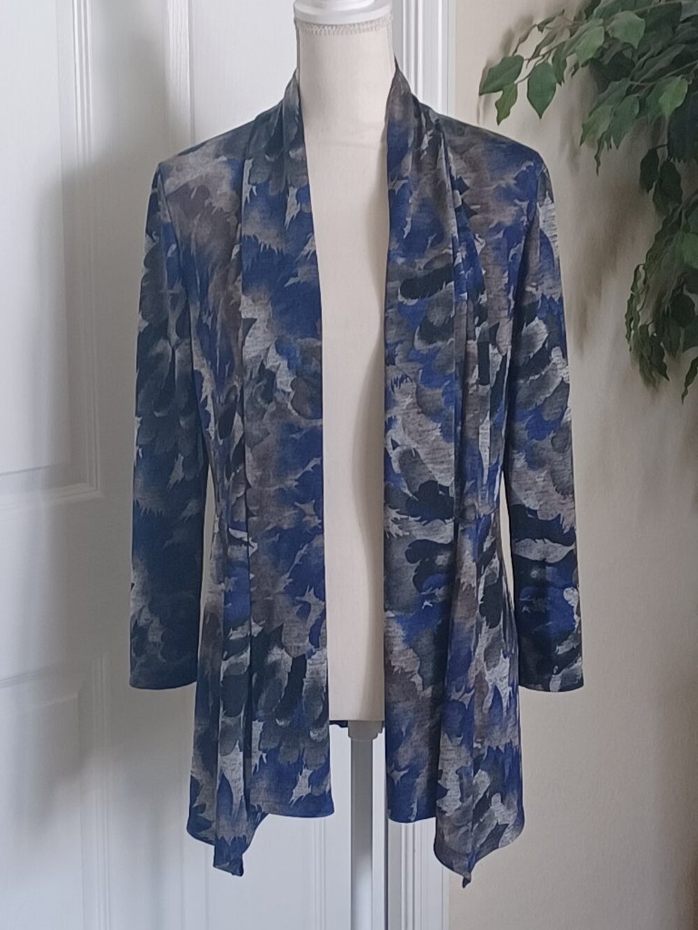 LIKE NEW! Kasper Artful Liquid Knit Fluid Drape Cardigan Size Medium